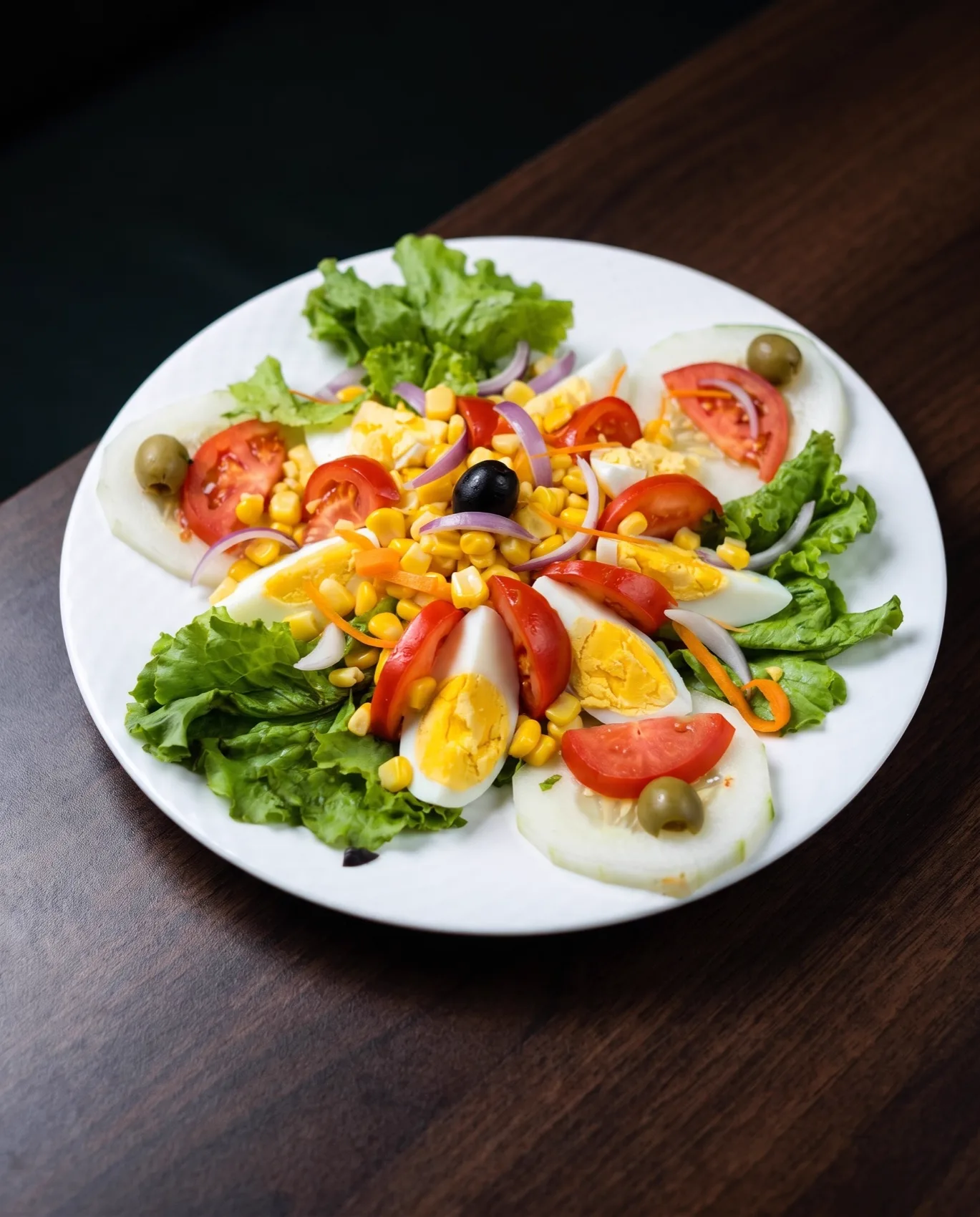 Salade composée oeuf maïs et crudités