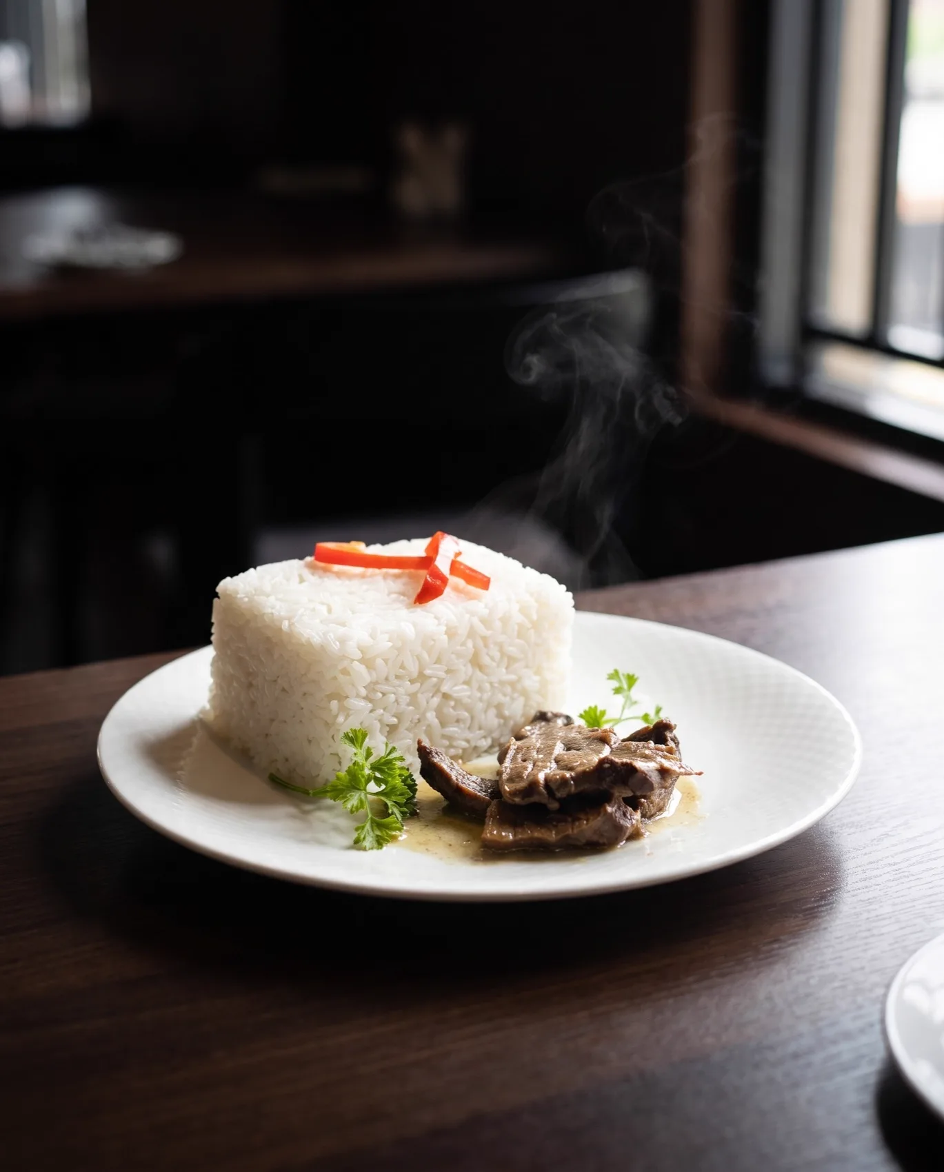 Viande mijotée sur riz blanc parfumé